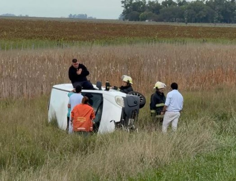 Un utilitario volc� en la Ruta Nacional 3